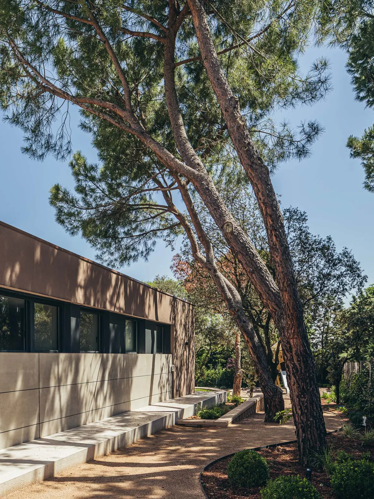 Vista exterior de la vivienda con cerramientos instalados