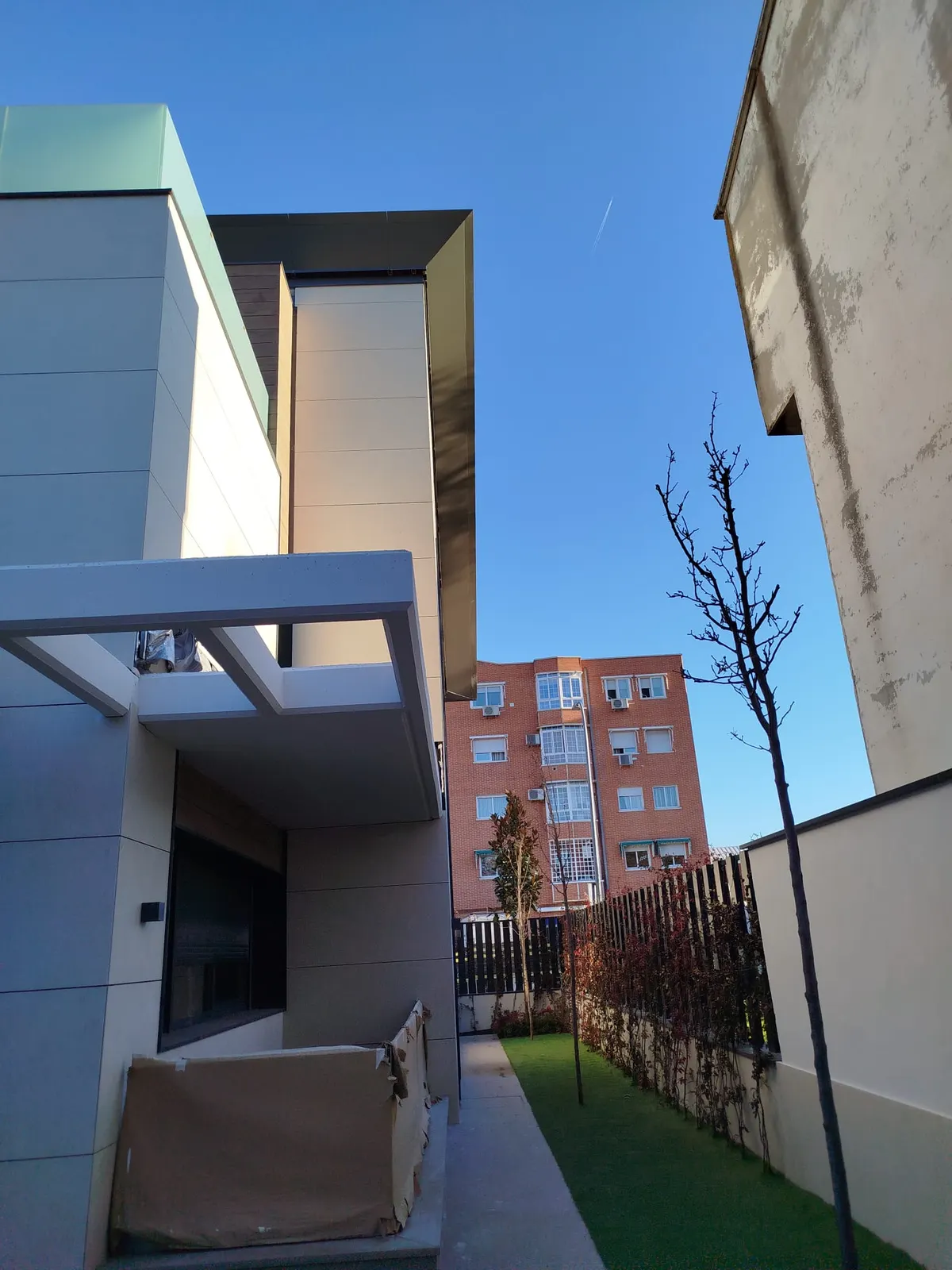 Detalle de la barandilla de vidrio del balcón