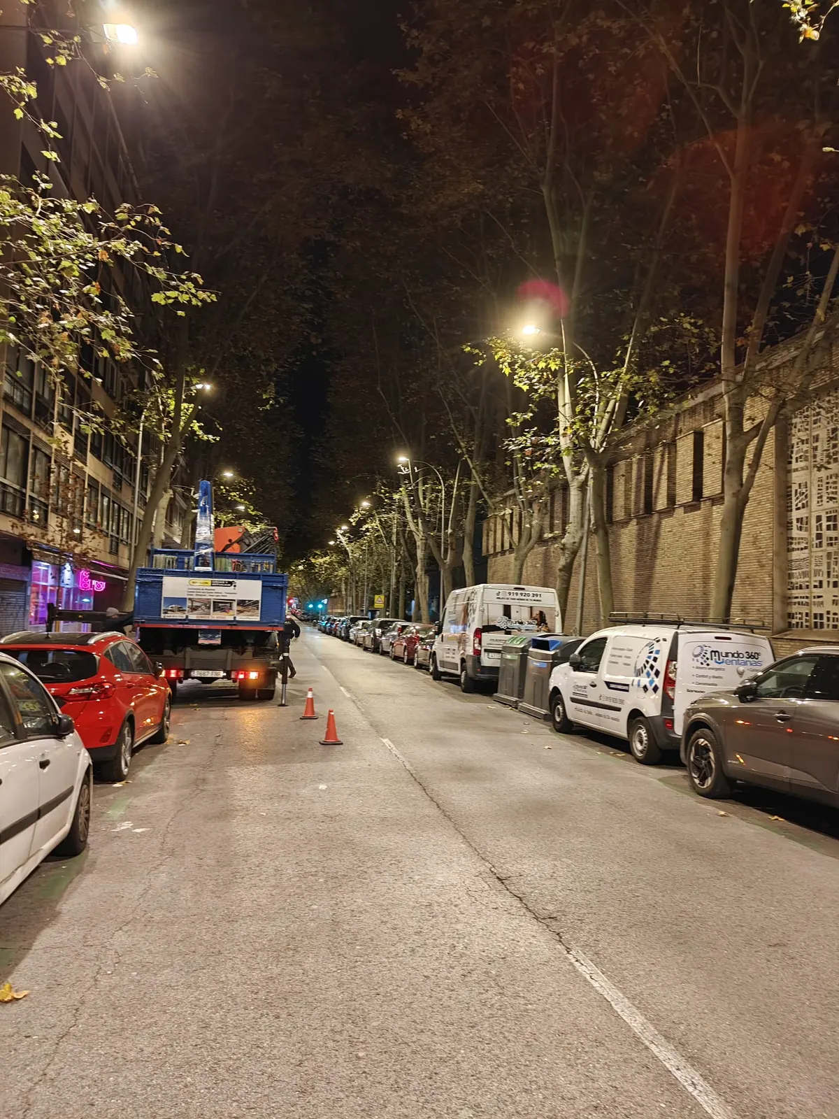 Furgoneta de Mundo Ventanas 360 en obra nocturna en una calle de Madrid