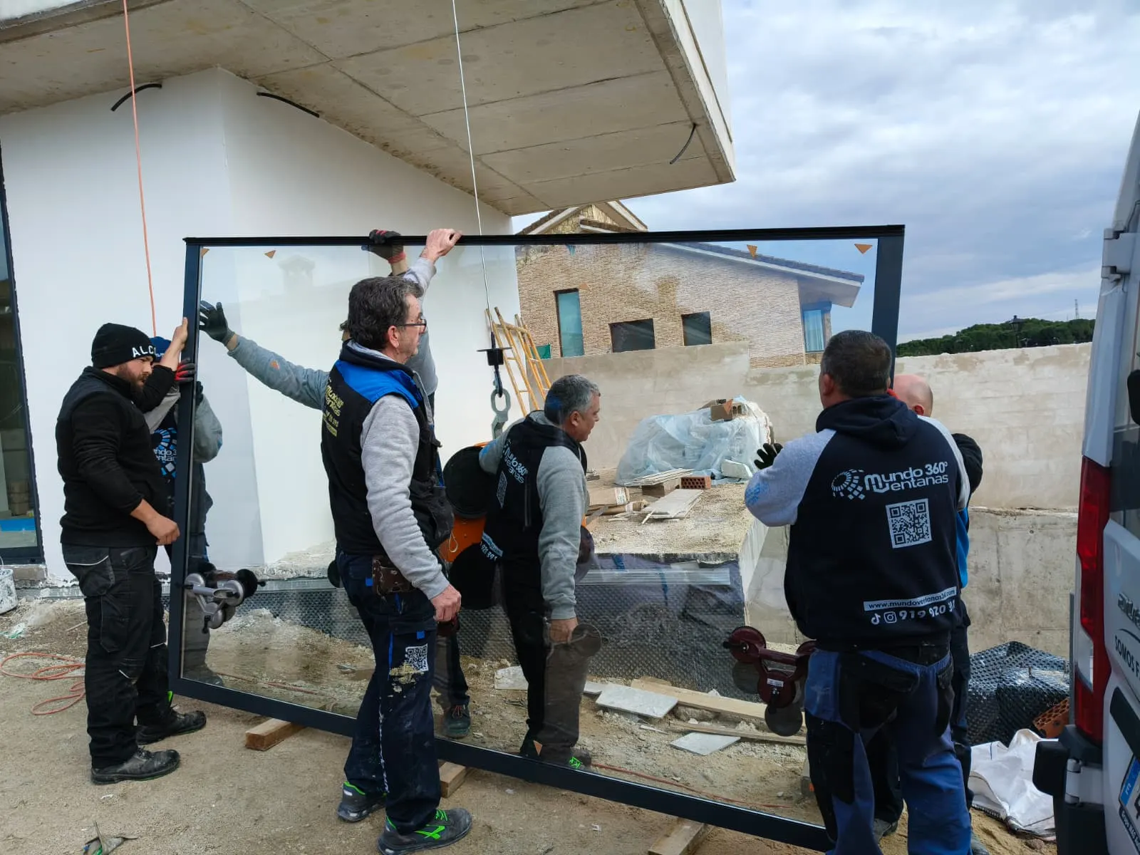 Maniobra de instalación con ventosas y arnés en obra real