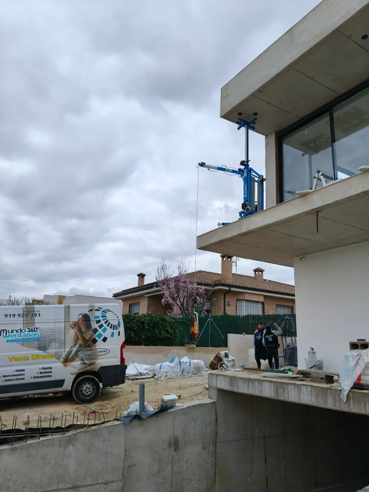 Equipo trabajando junto al hueco de fachada