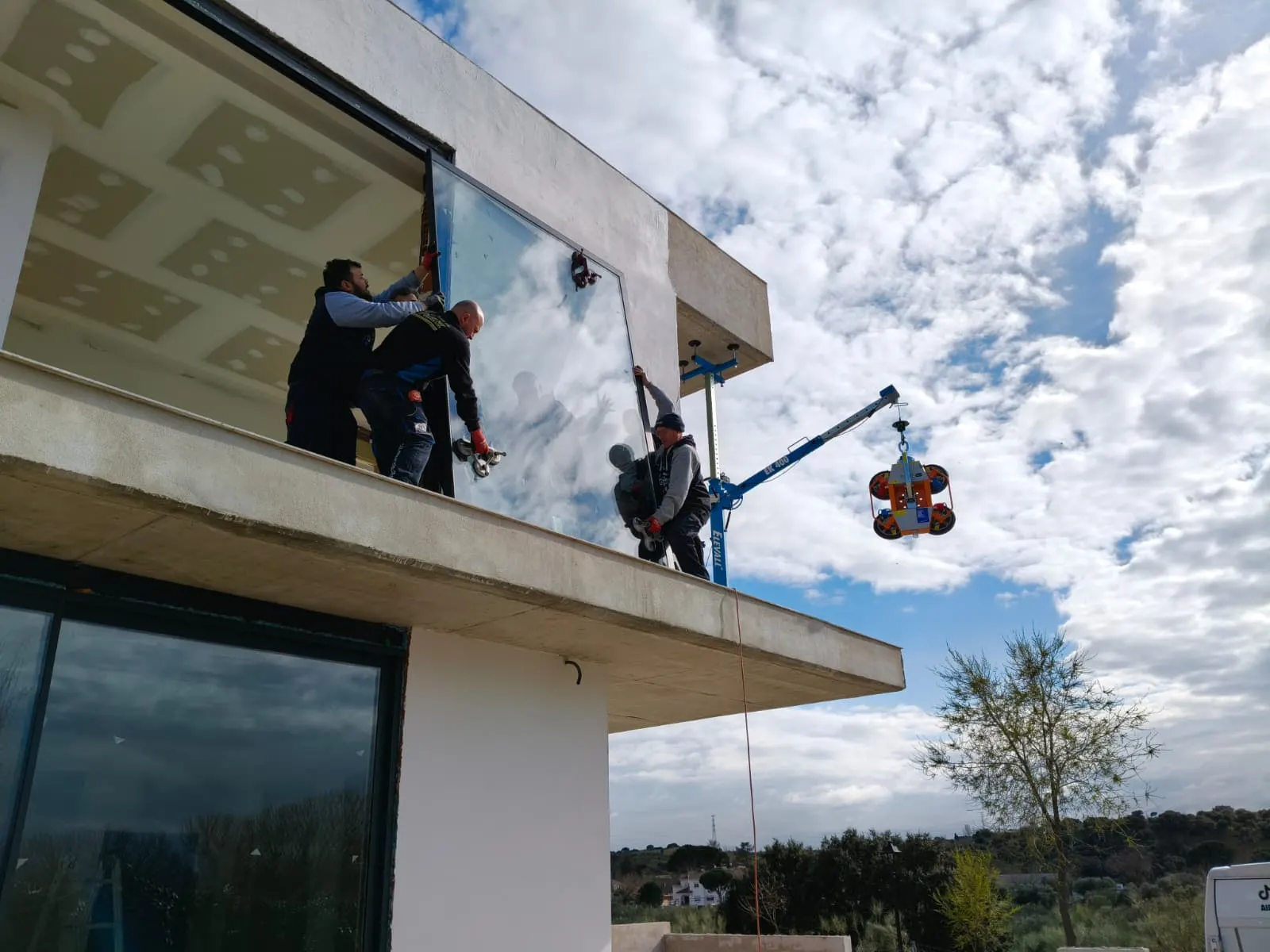 Maniobra de elevación con grúa hidráulica Elevall