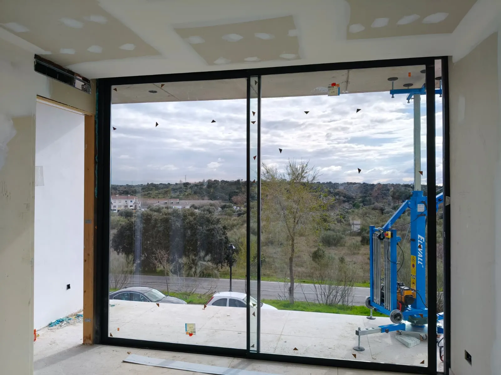 Detalle de la grúa con sistema de ventosas multipunto