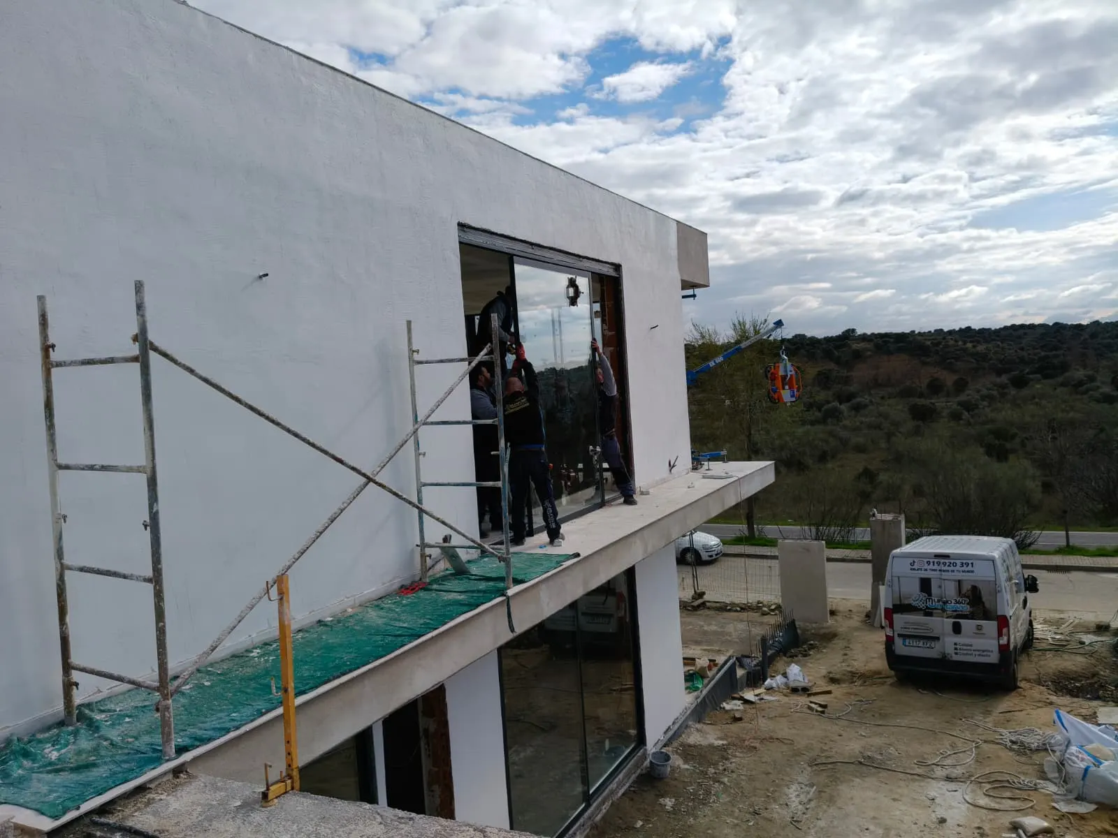 Vista del exterior de la vivienda durante la instalación