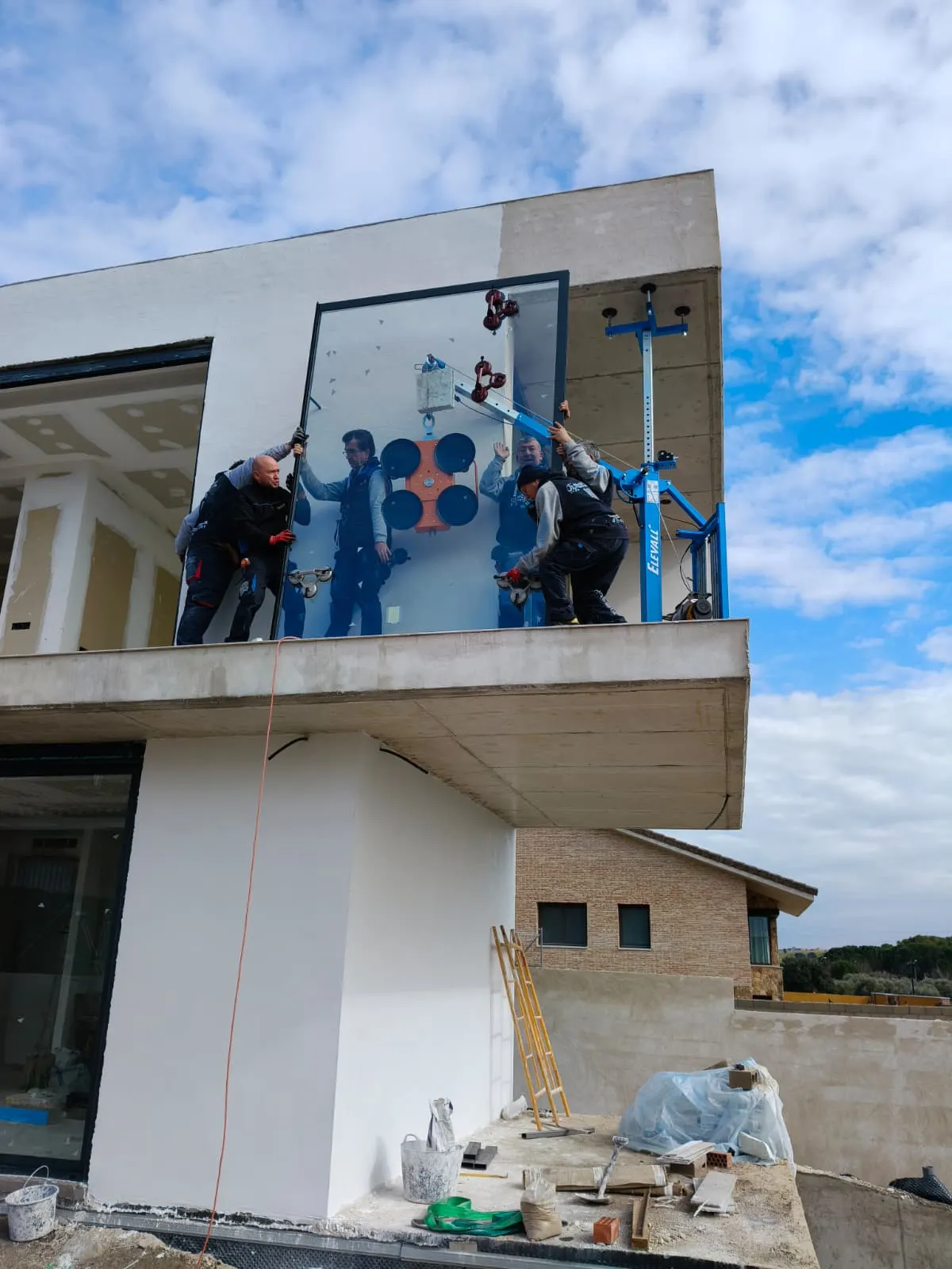 Cristal grande en voladizo con ventosas y grúa