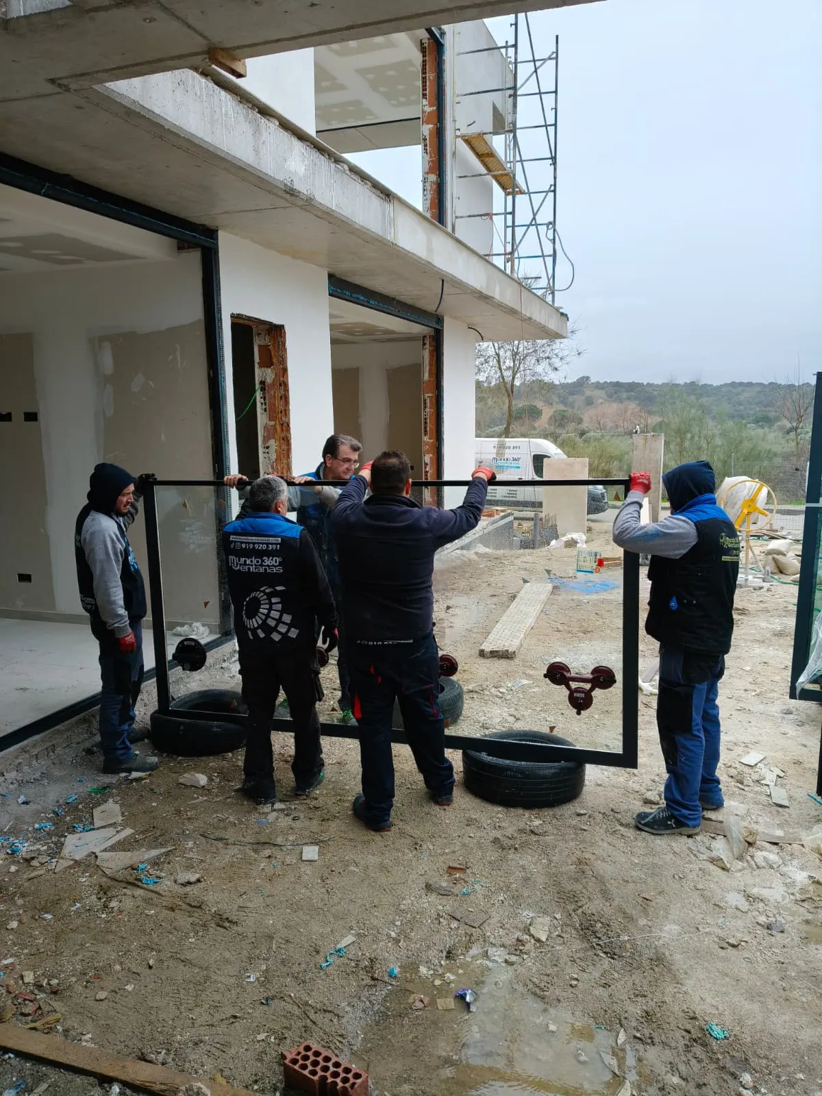 Equipo finalizando el sellado de la corredera