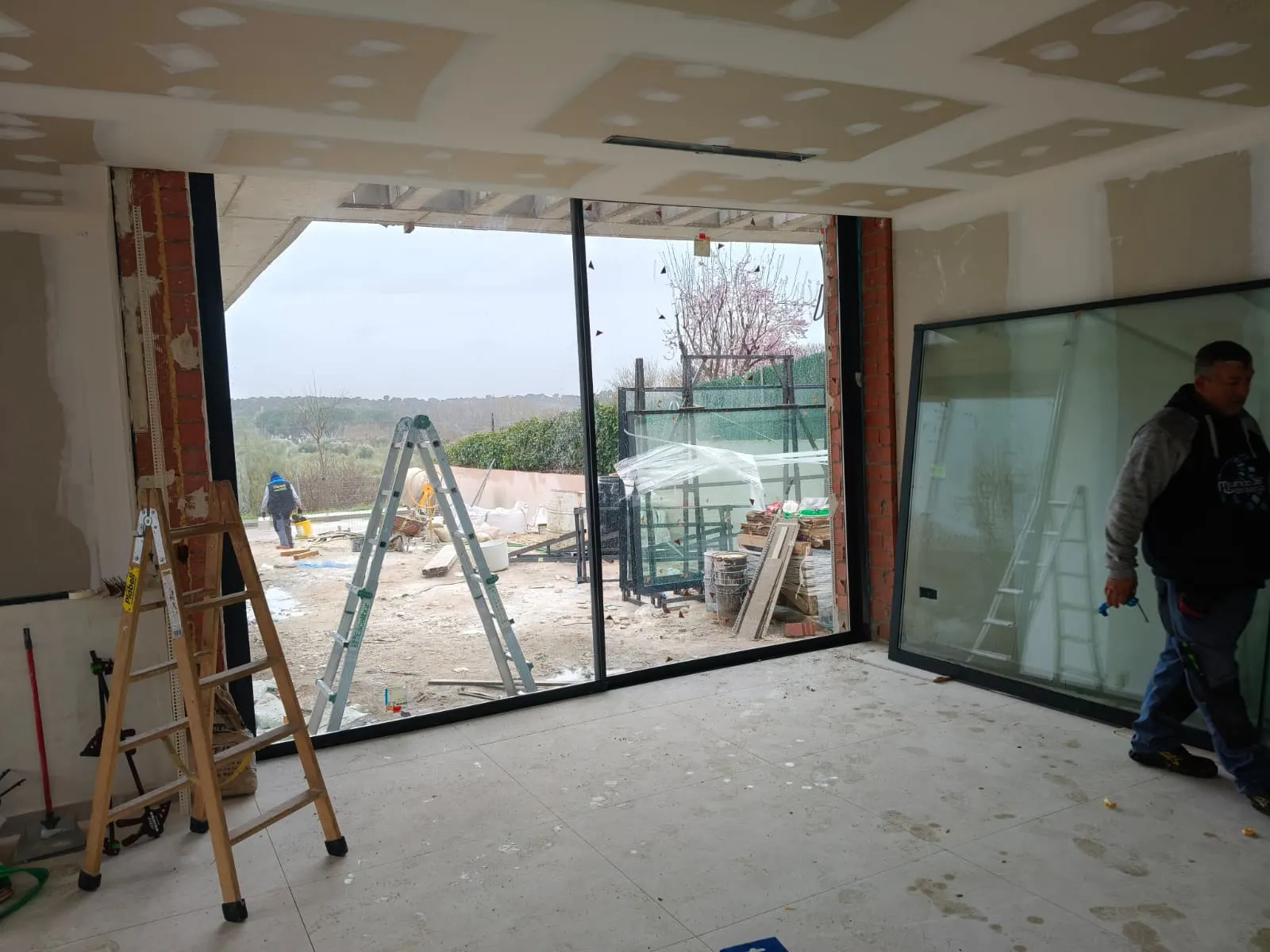 Vista interior con la nueva carpintería terminada