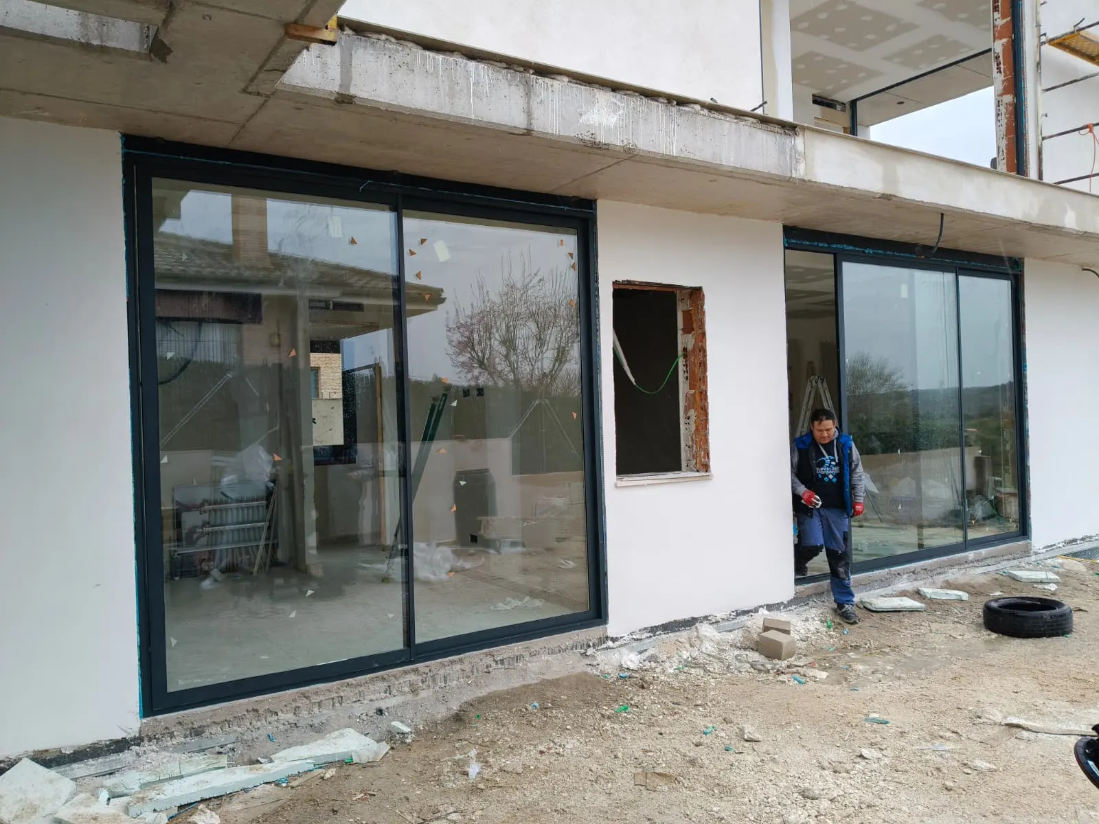 Vivienda terminada con todas las carpinterías colocadas