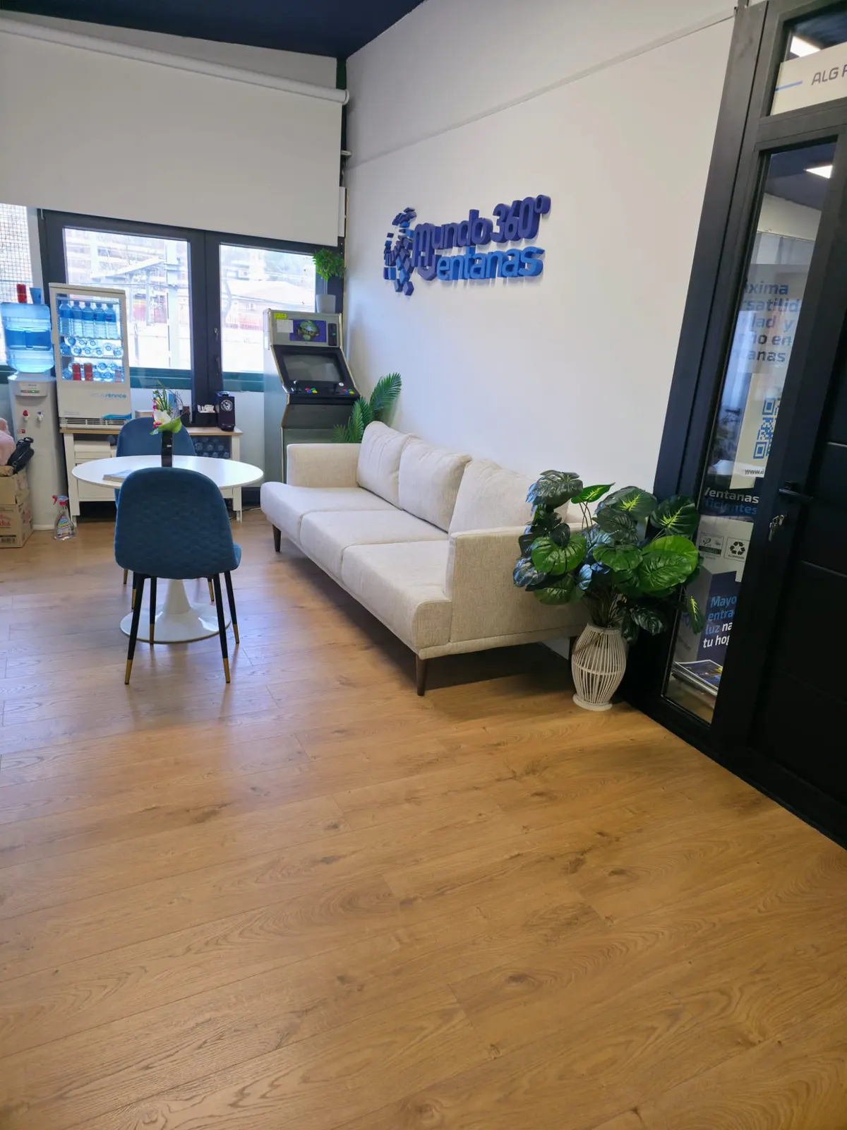 Recepción del showroom Mundo Ventanas 360 en Fuenlabrada